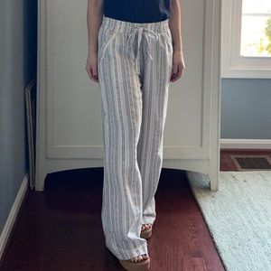 Sienna Sky White and Grey pattern flare pants - Size: M